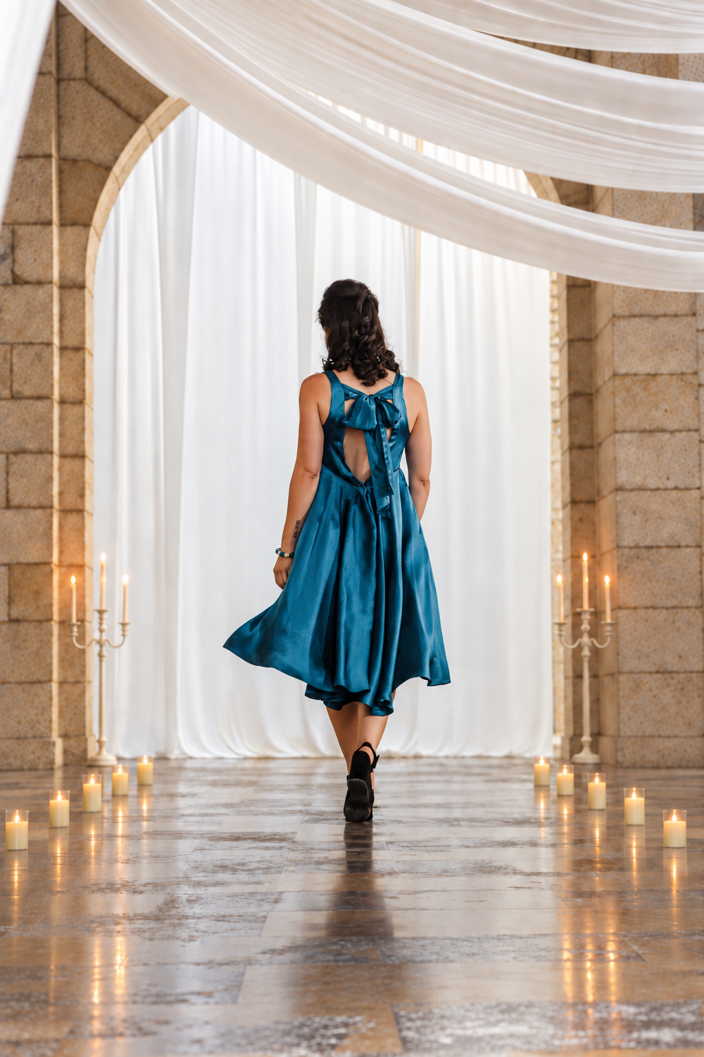 Cyané, robe en soie bleue d’inspiration années 50, vue de dos avec son grand nœud