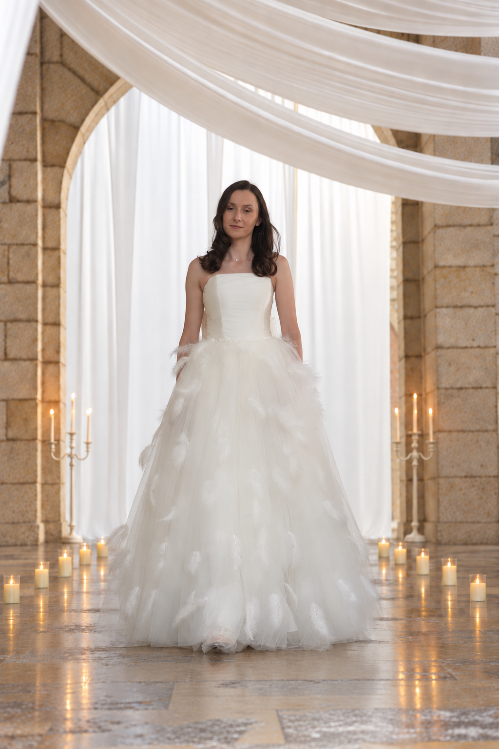 La Plume blanche, bustier en taffetas de soie et jupe de tulle parsemée de plumes de dinde duveteuses